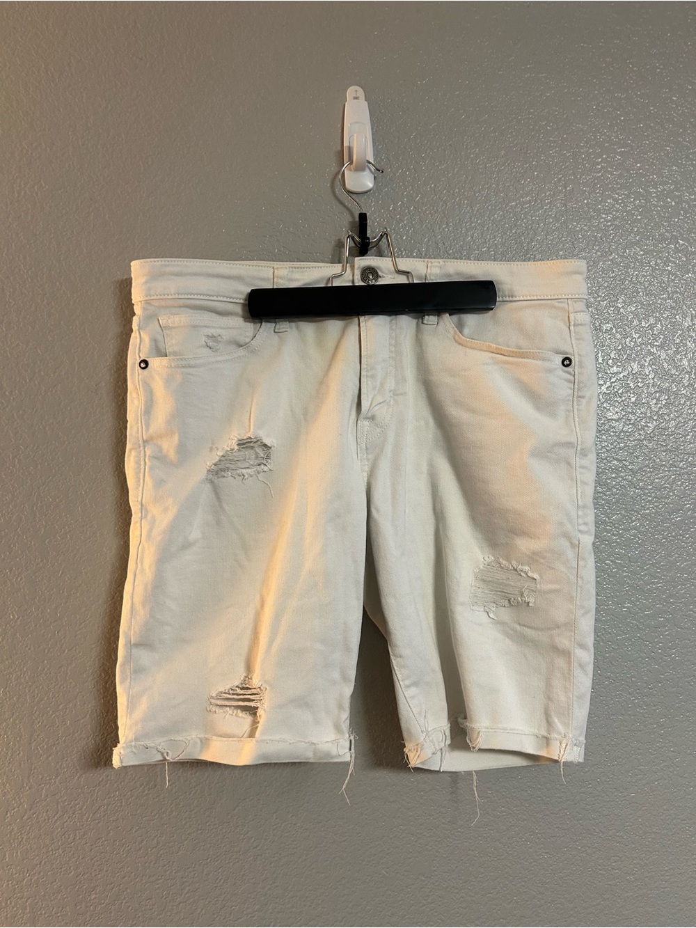 Men’s Express white distressed ripped denim Bermuda shorts slim size 33
